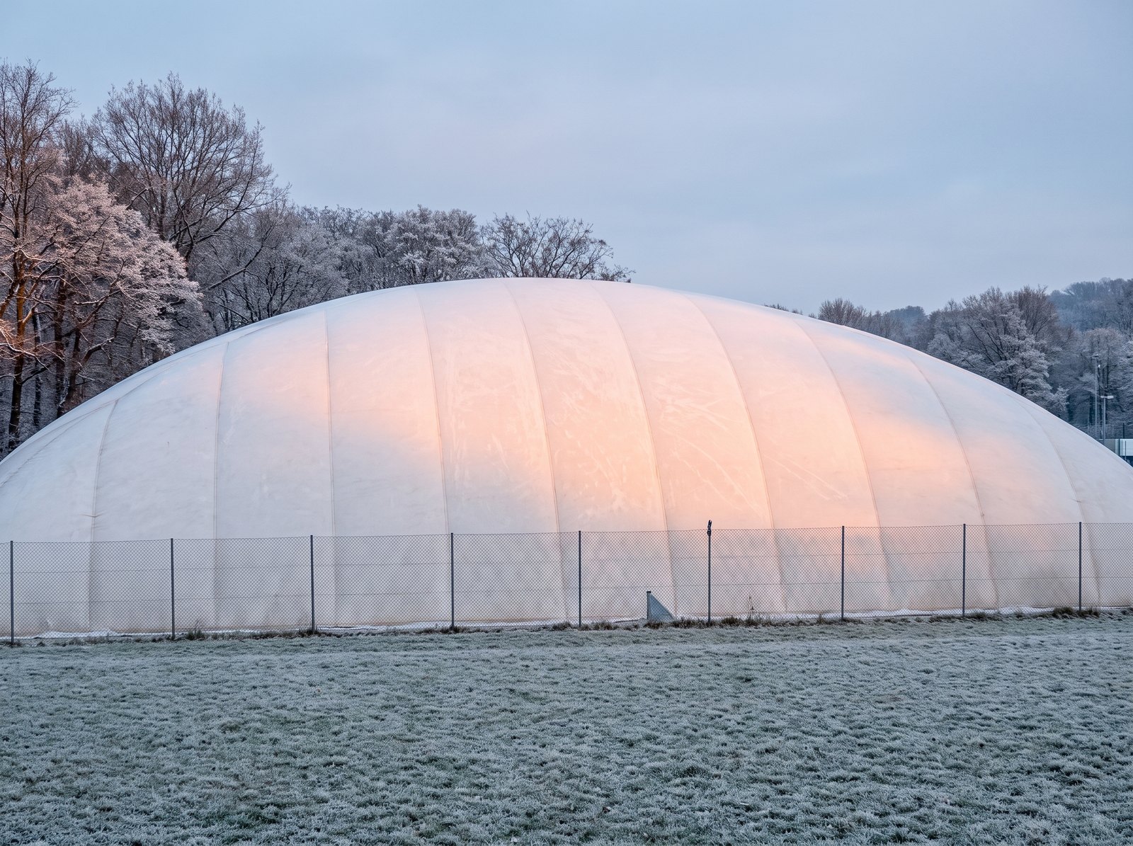 La bulle couvrant les courts intérieurs en hiver